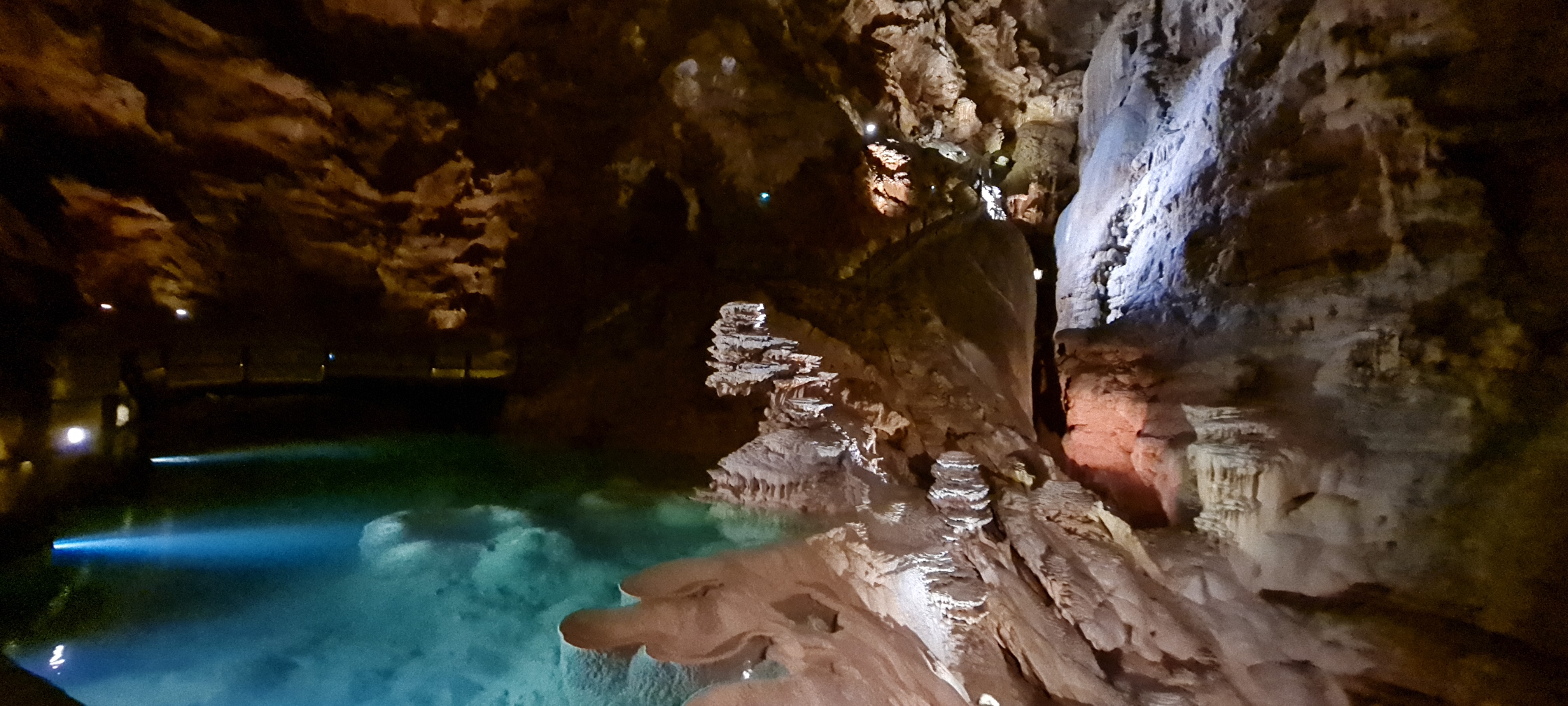 Grottes et mondes souterrains