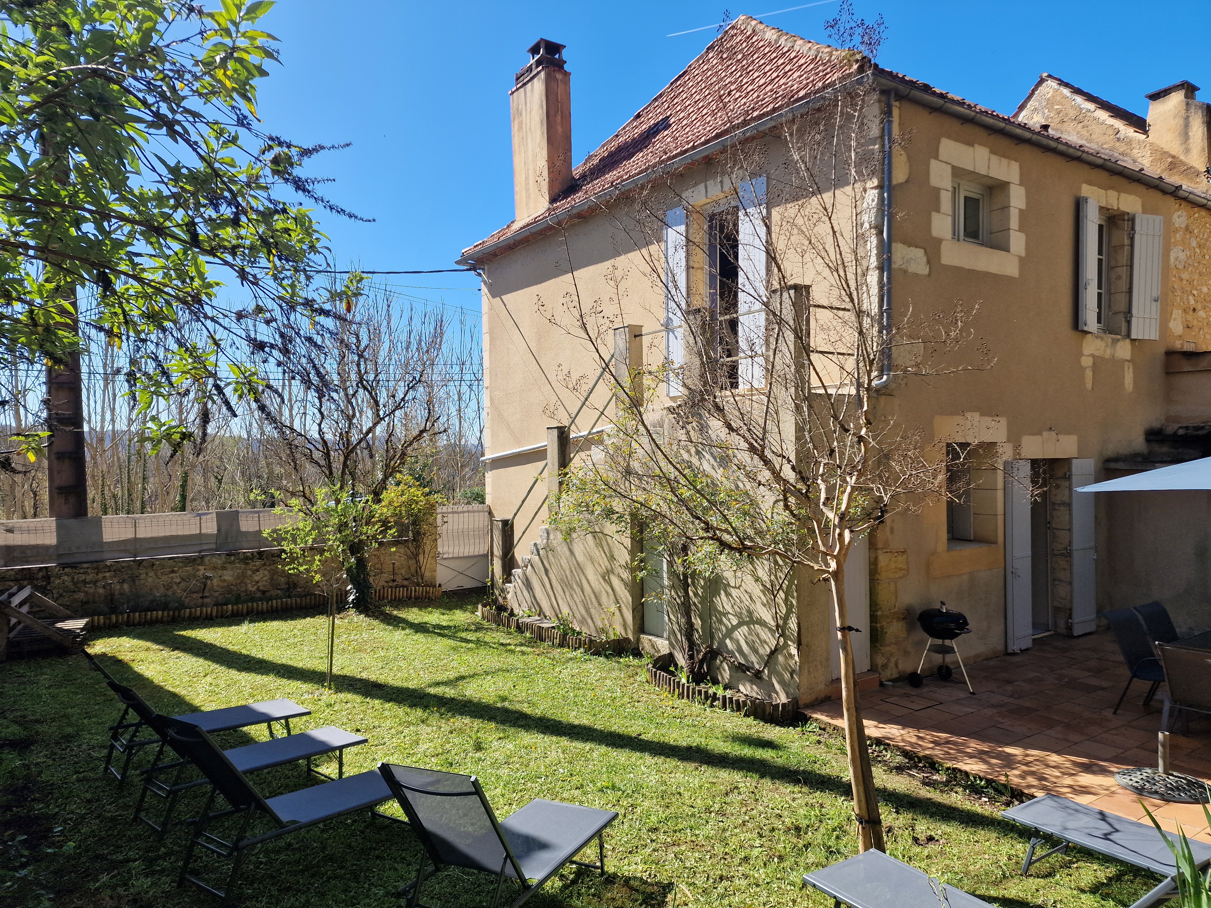 Vue extérieure de la maison Les Volets Gris au Bugue