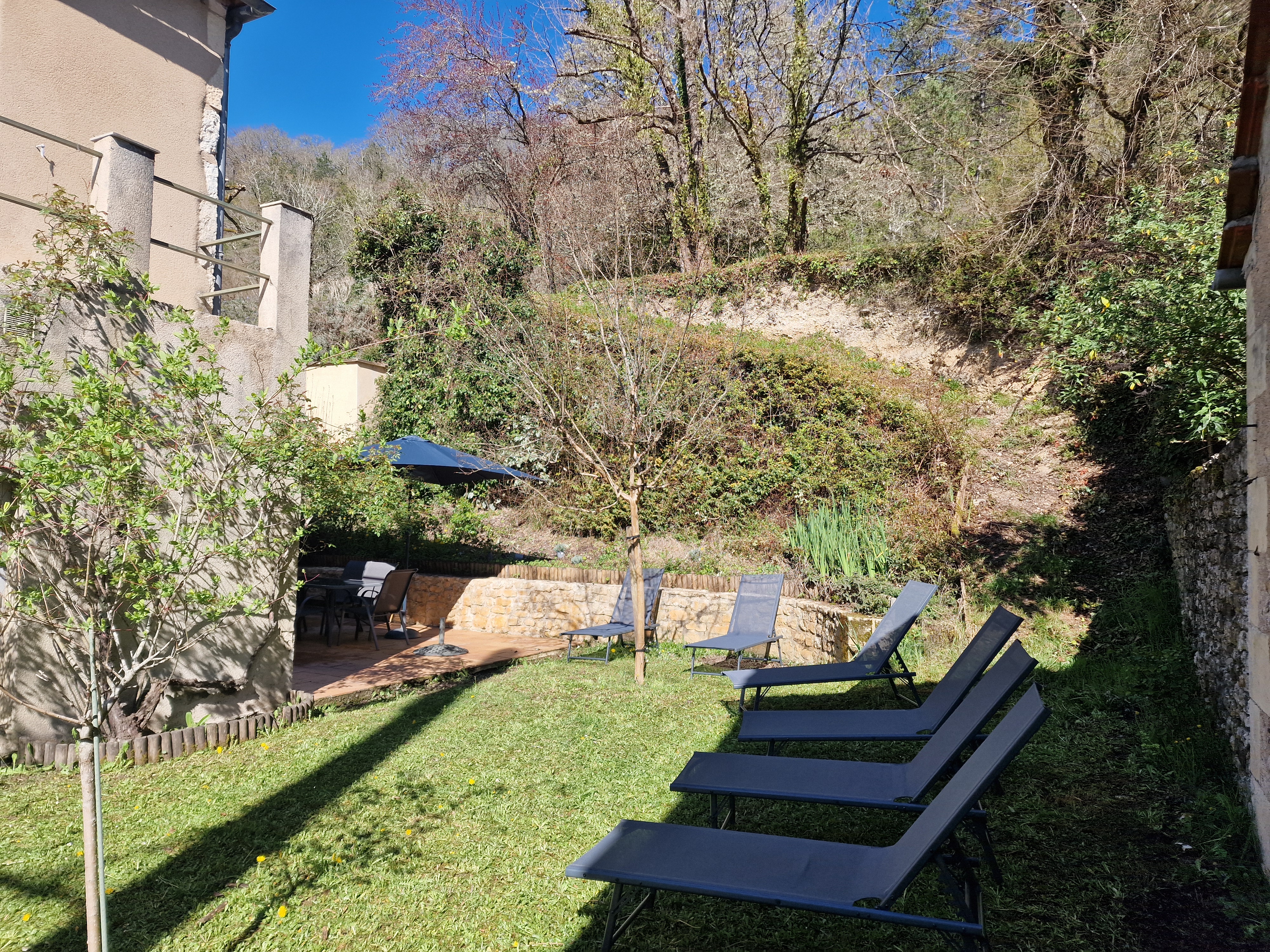 Terrasse et jardin de la maison Les Volets Gris au Bugue