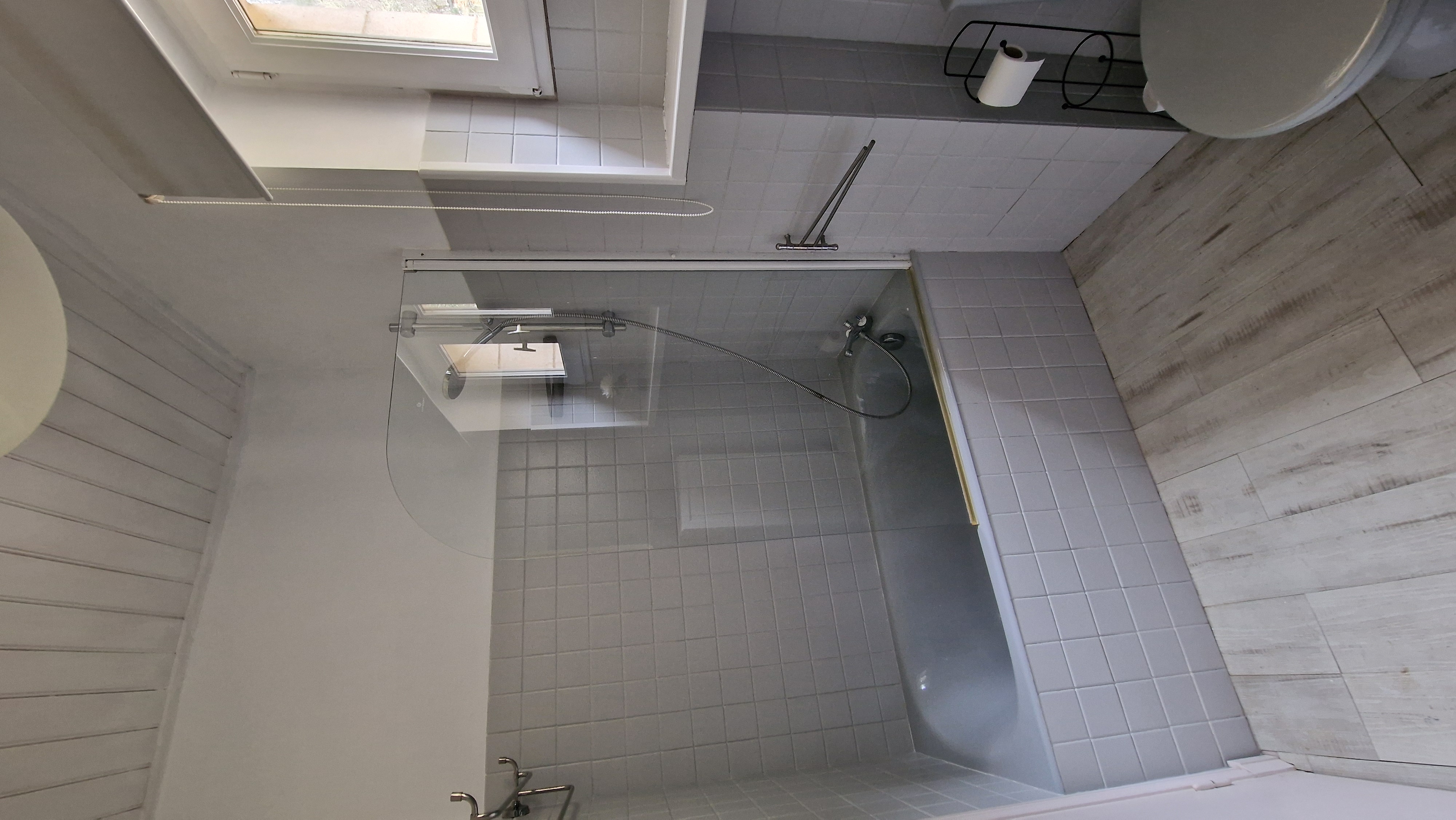 Salle d’eau de la maison Les Volets Gris