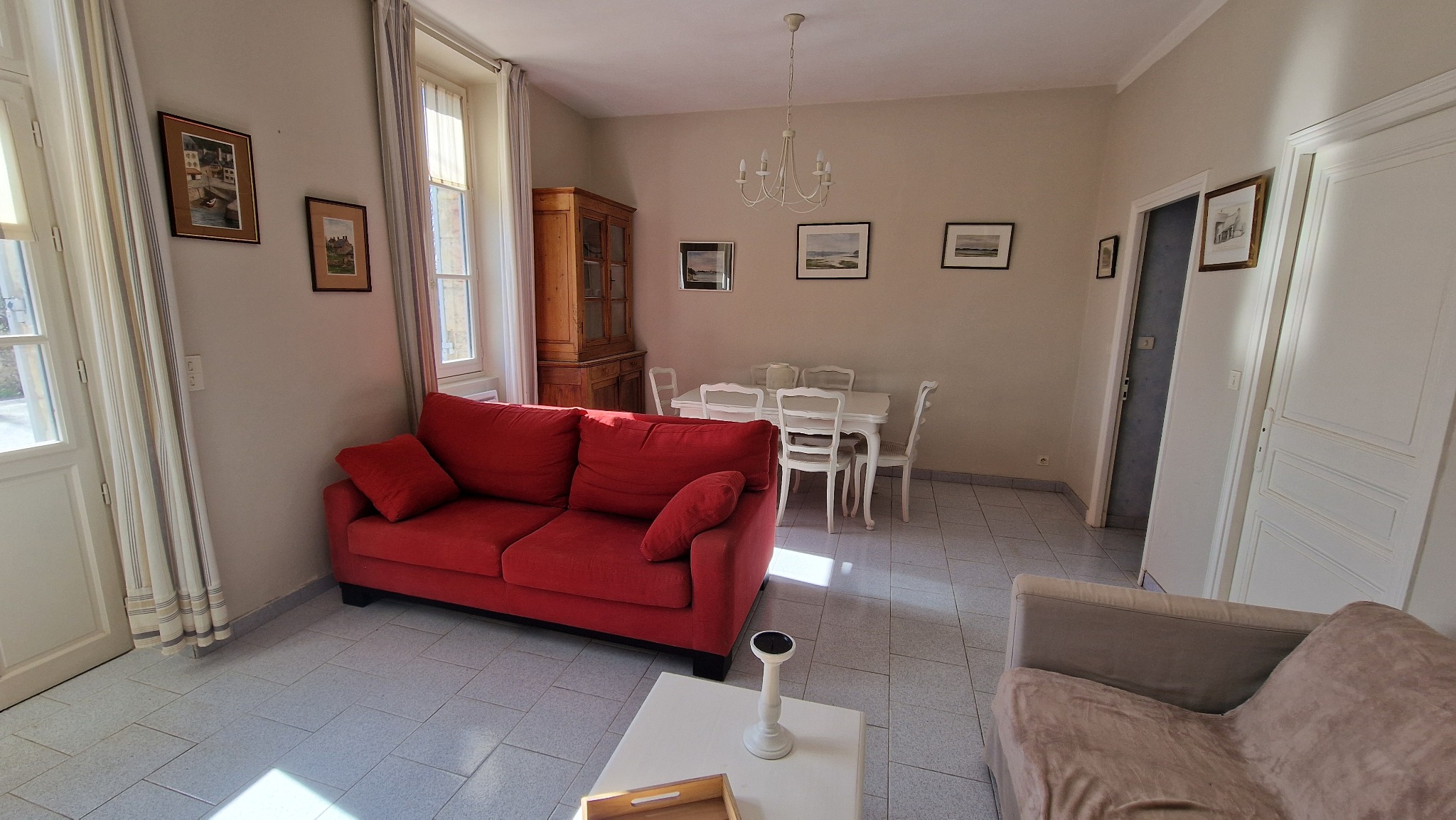 Salon chaleureux de la maison Les Volets Gris